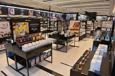 為什么化妝品商店越長越像？一場精心設計的心理游戲