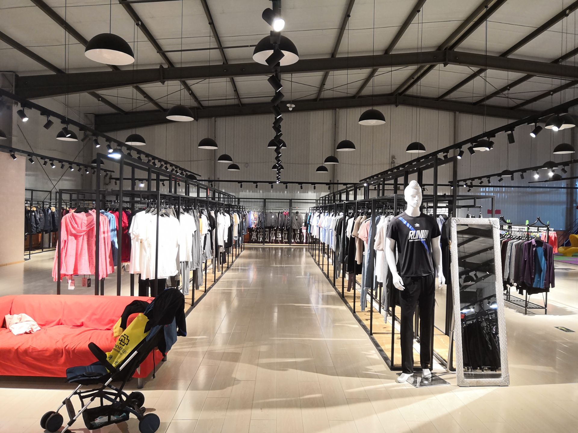 探索蘇菲貝爾服裝工廠店 高性?xún)r(jià)比與時(shí)尚潮流的不二之選